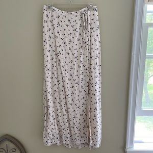 American Eagle Slit Skirt - Size M - Cream Floral Pattern